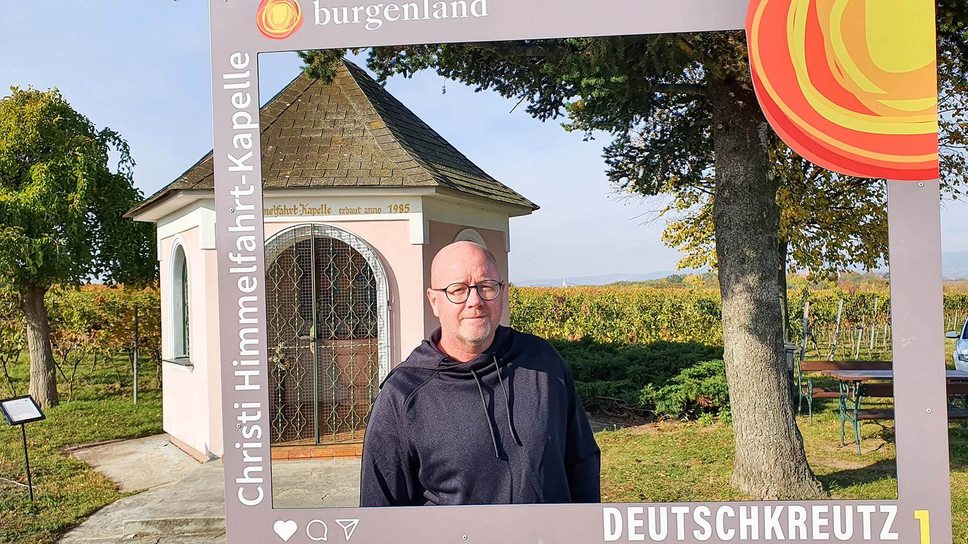 Jürgen Hofer bei der Christi Himmelfahrt Kapelle in Deutschkreutz